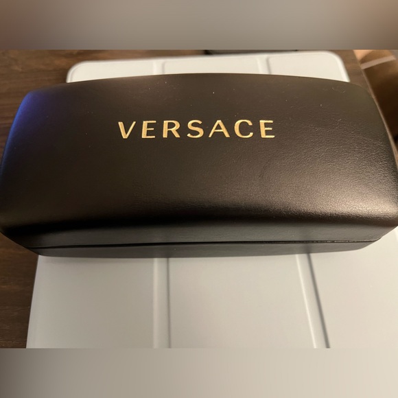 Versace women’s sunglasses (with case and box) - Picture 4 of 4